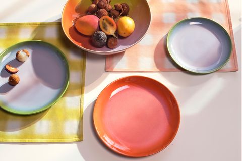 Geschirr und Textilien in bunten Farben und Mustern