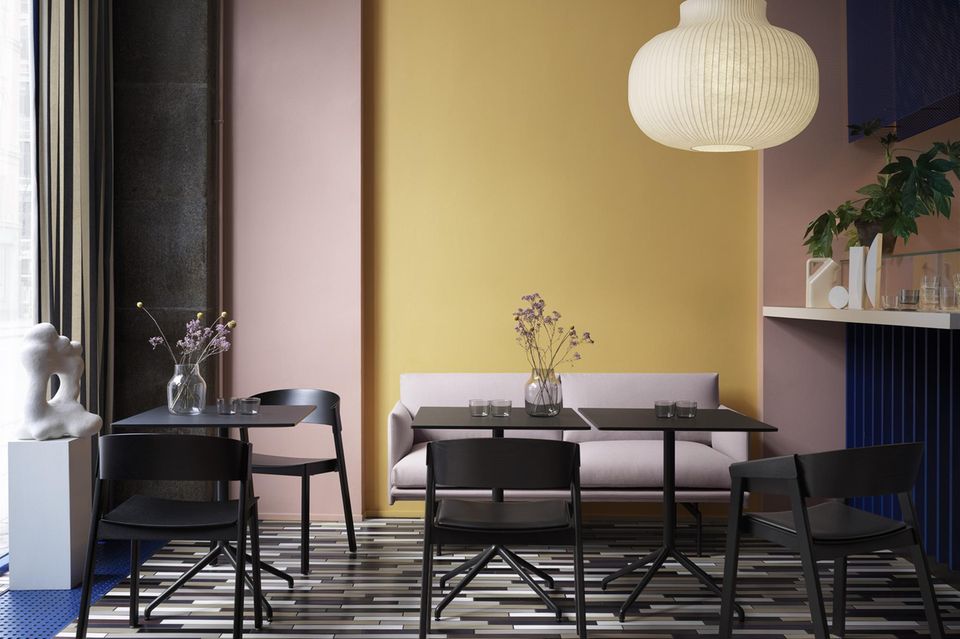 Möbel von Muuto in einem mehrfarbigen Raum