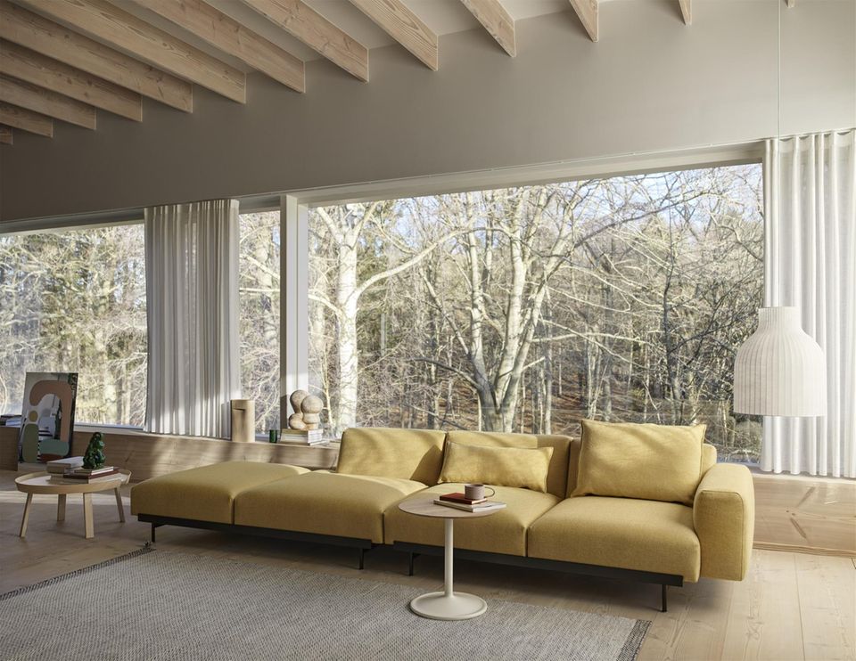 Sofa "Outline" von Muuto vor einer großen und bodentiefen Fensterfront