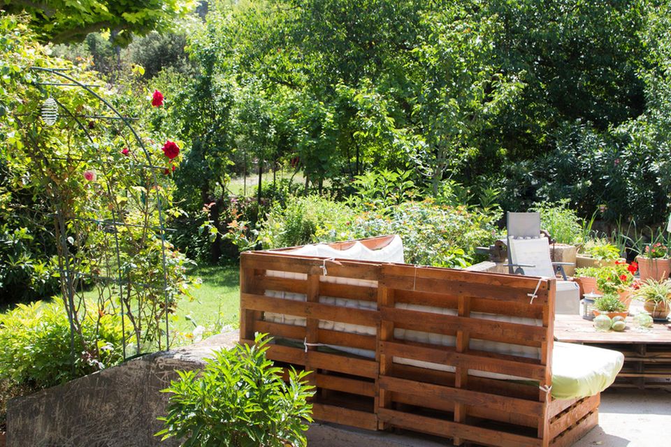 Sitzecke im Garten selbst bauen [SCHÖNER WOHNEN]