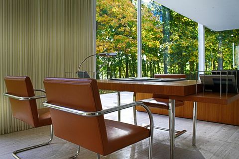 Interior des Farnsworth Houses von Lufwig Mies van der Rohe in Plano Illinois; im Vordergrund ein Tisch mit Freischwingern