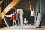 Spielsofa als Piratenschiff umgebaut, verkleidete Kinder
