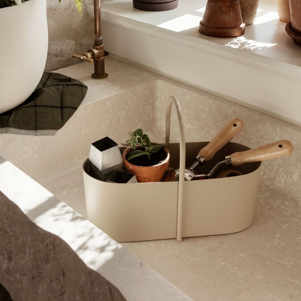Werkzeug- und Ordnungsbox "Grib" von Ferm Living in Sand in einem Badezimmer in Sand- und Cremetönen