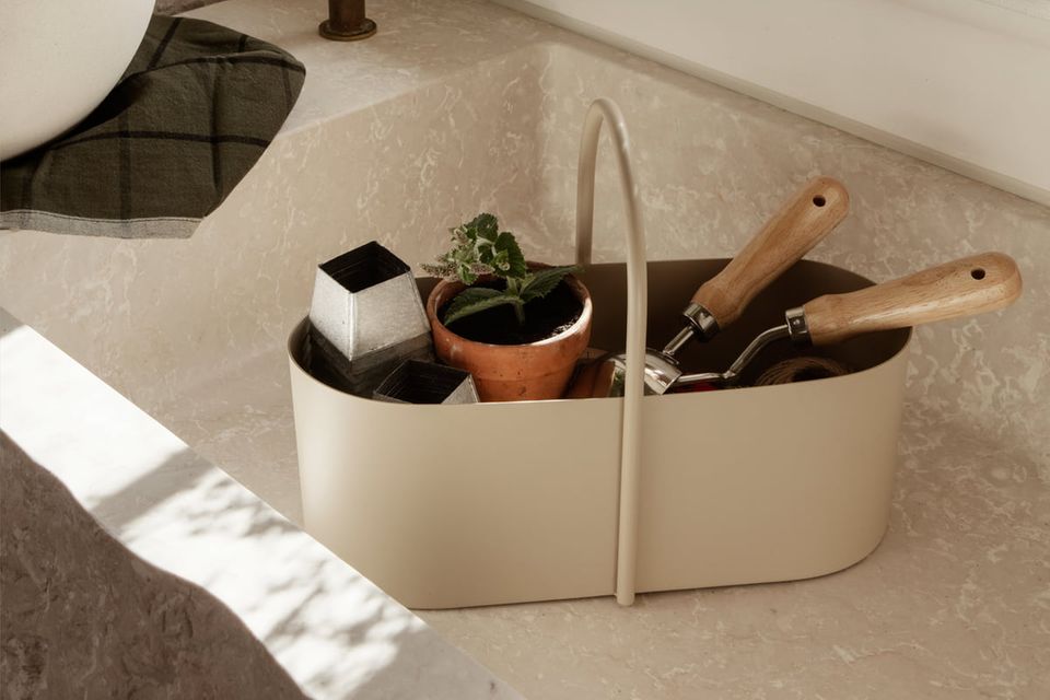 Werkzeug- und Ordnungsbox "Grib" von Ferm Living in Sand in einem Badezimmer in Sand- und Cremetönen