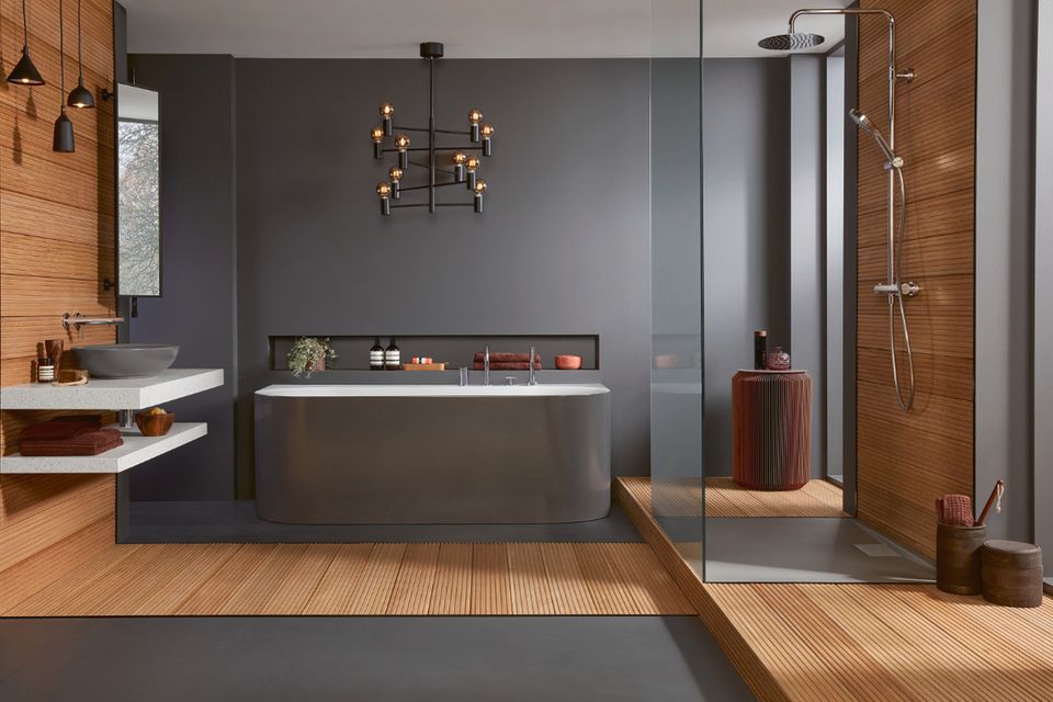 Großes, luxuriöses Badezimmer in Anthrazit mit viel Holz im Japandi-Stil