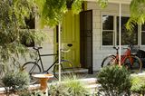 Hauseingang mit Vorgarten und Fahrrädern