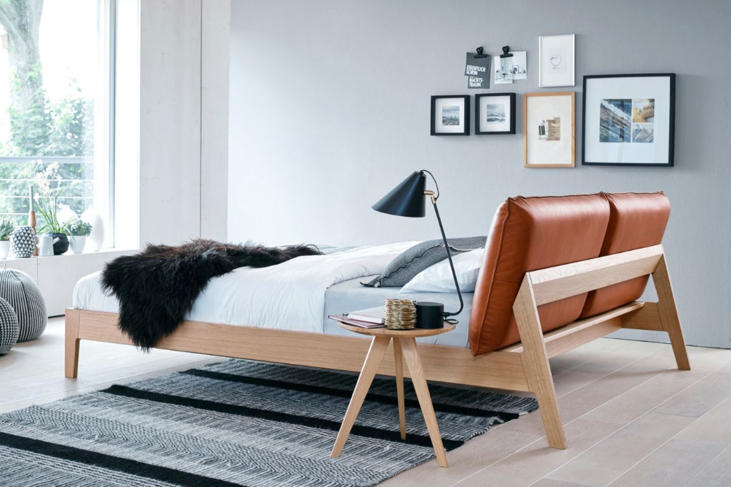 Kissen aus Leder als Kopfteil: Bett 