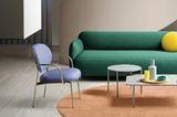Blauer Stuhl neben einem grünen Sofa von Pedrali