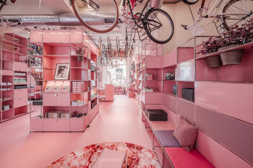 Fahrradgeschäft Rossignoli in Mailand zur Design Week 2022 mit USM-Schränken in Pink