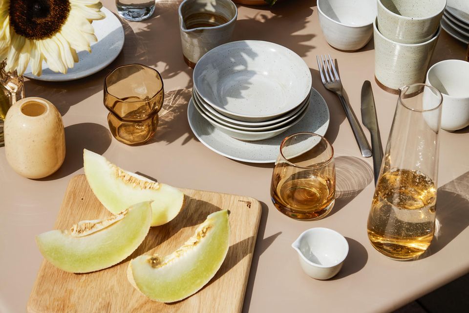 Geschirr, Besteck und Gläser machen einen Tisch zur Tafel – wenn man ihn zu decken weiß.