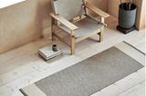 Sessel und Teppichläufer "Edit" auf Holzdielen
