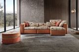 Sofa mit floralem Muster vor grauer Wand