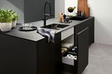 Küchenmodul in Schwarz mit offener Schublade, Spüle und schwarzer Armatur