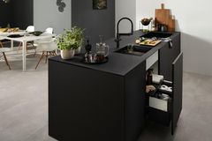 Küchenmodul in Schwarz mit offener Schublade, Spüle und schwarzer Armatur
