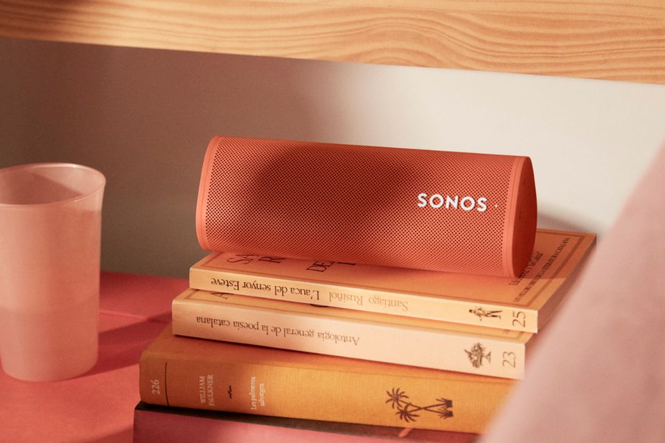 Roter Bluetooth-Lautsprecher von Sonos auf einem Stapel Bücher