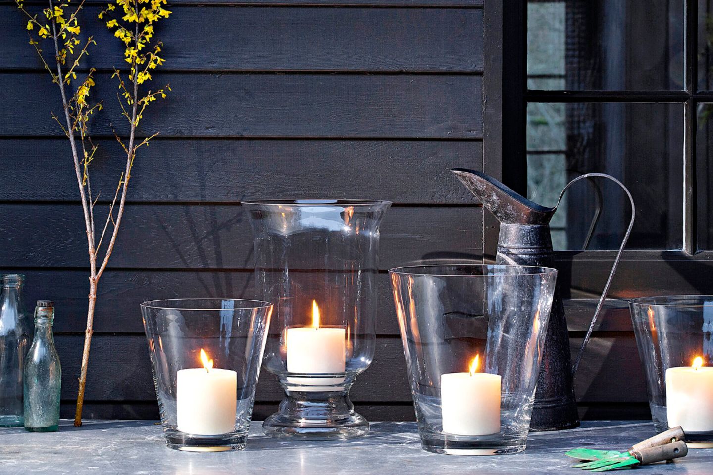 Vasen als Windlichter für die Terrasse