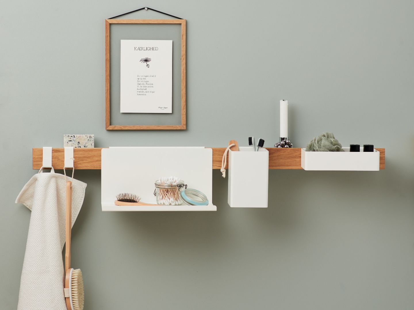 Schmale Ablagefläche aus Holz mit Badezimmer-Accessoires