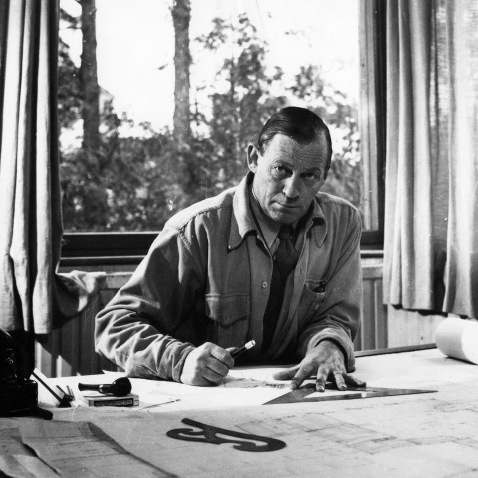 Alvar Aalto (1898–1976), Pionier der organischen Moderne, betrieb mit seiner Frau Aino ein Architekturbüro, erfand ein Holzverformungsverfahren und gründete die Firma Artek, die seit 1935 seine Möbel produziert.