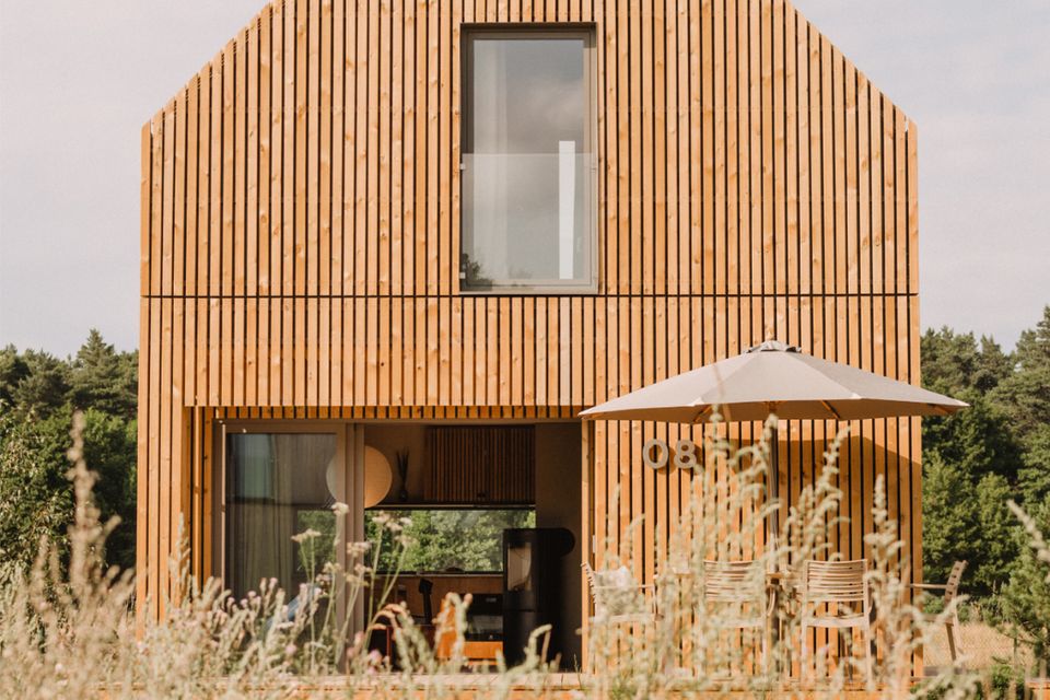 Holzhaus mit Lattnfassade mit Loggia und Terrasse