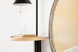 Schwebender Nachttisch aus Holz mit integrierter schwarzer Leuchte
