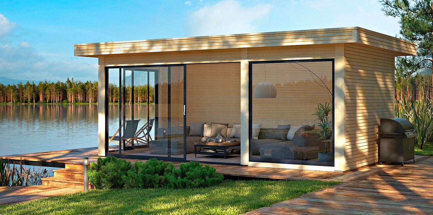 Design-Gartenhaus aus Holz mit großzügiger Fensterfront über Eck an einem sonnigen Seegrundstück