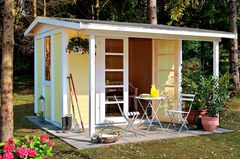 Gartenhaus mit schwedischer Lackierung in Gelb-Weiß, mit Dachverlängerung und kleiner Veranda in einem Waldstück