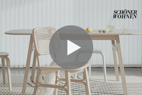 Esstisch mit Stühlen aus hellem Holz