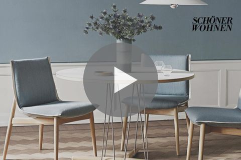 Esstisch mit Stühlen aus hellem Holz