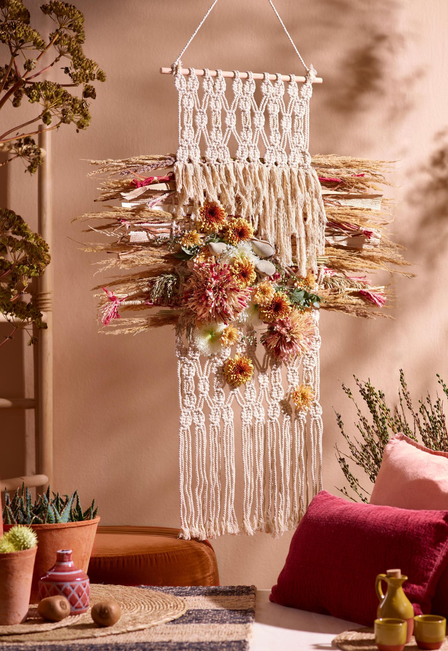 makramee-wandbehang mit trockenblumen fürs boho-wohnzimmer