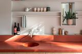 Küchenspiegel und Arbeitsplatte in Orange