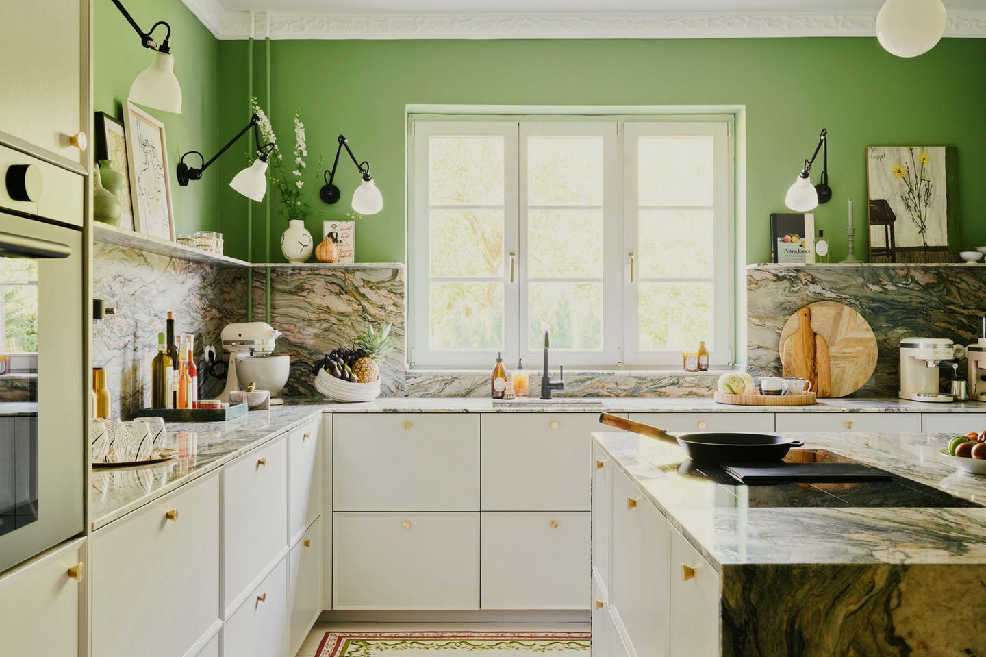 Weiße Küche mit grün gestrichenen Wänden