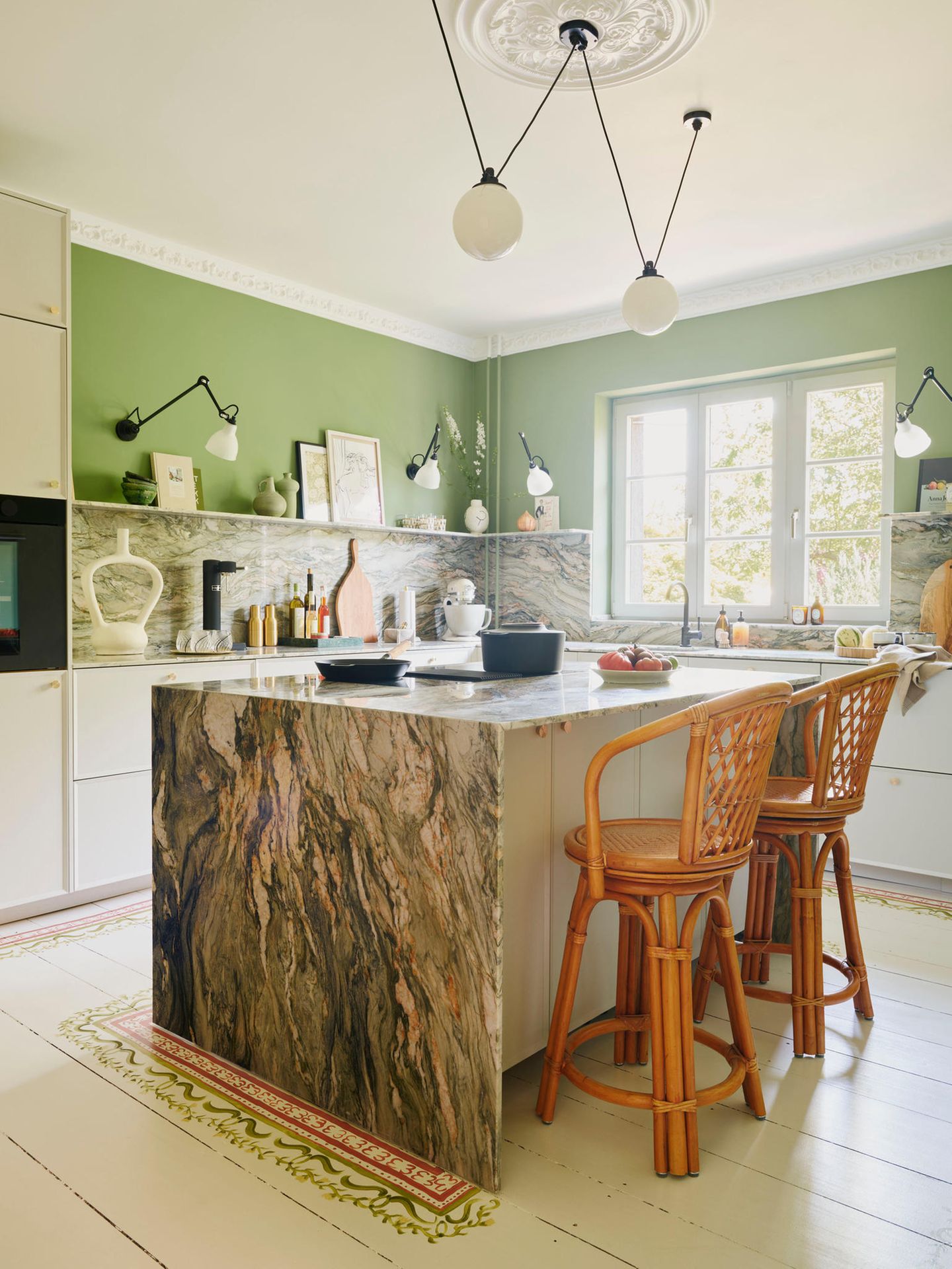 Kücheninsel mit Natursteinverkleidung in grün gestrichener Küche
