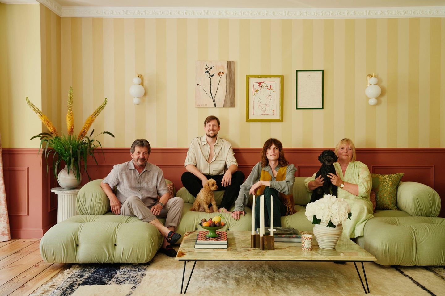 Wohnzimmer im eklektischen Stil mit Familie auf dem Sofa