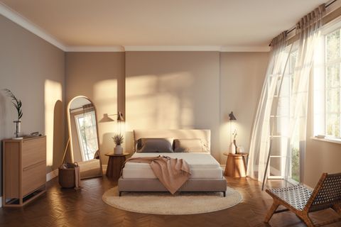 Schlafzimmer mit einfallendem Sonnenlicht in Abendstimmung