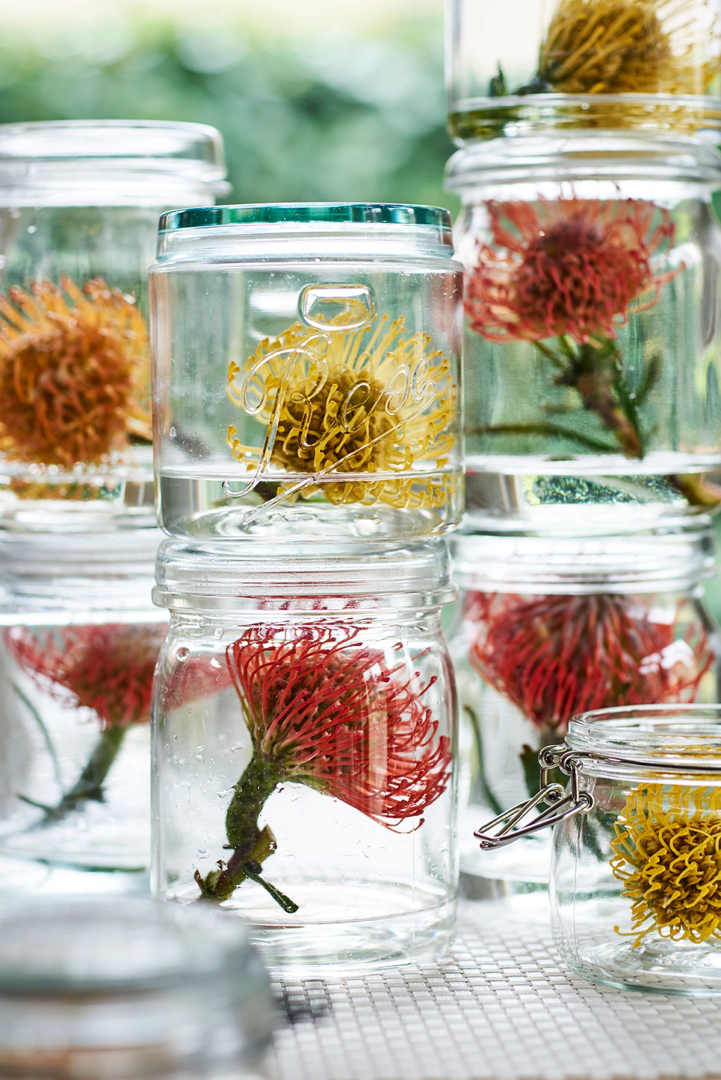 Herbstdeko mit Blumen im Glas