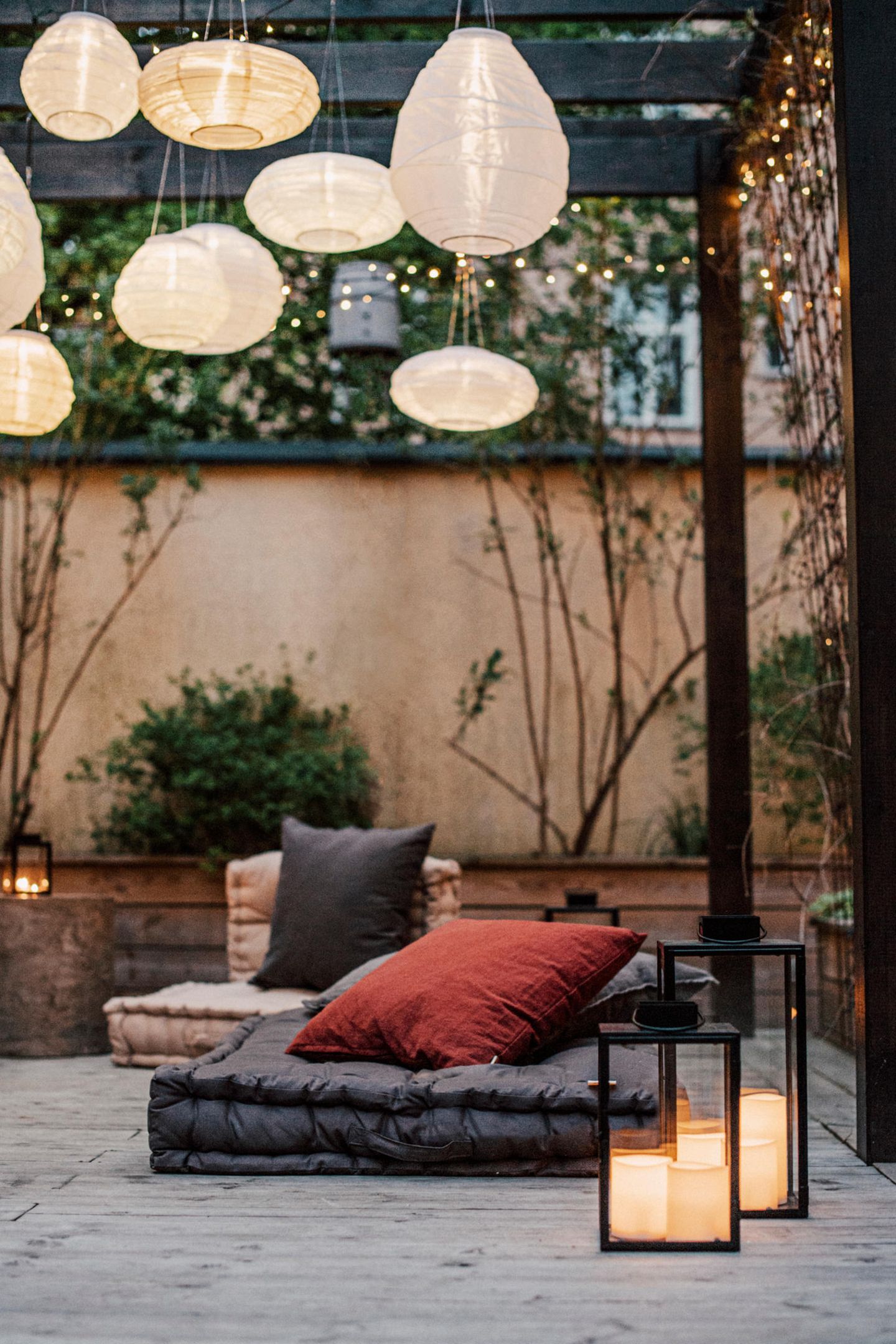 Laternen und Windlichter für die herbstlich dekorierte Terrasse