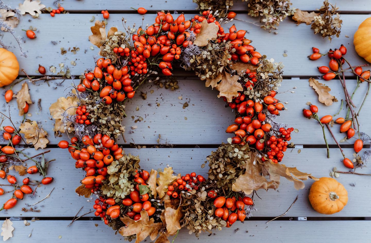 Türkranz mit Hagebutten, Herbstblättern und Trockenblumen