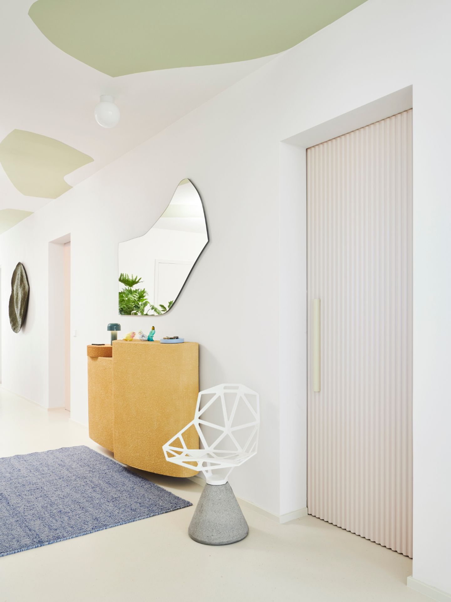 Idee für den kleinen Flur: Decke mit Farbe gestalten