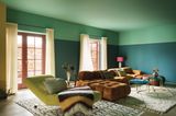 Dicke Polstermöbel in niedrigem Wohnzimmer mit Wand und Decke in Aquatönen