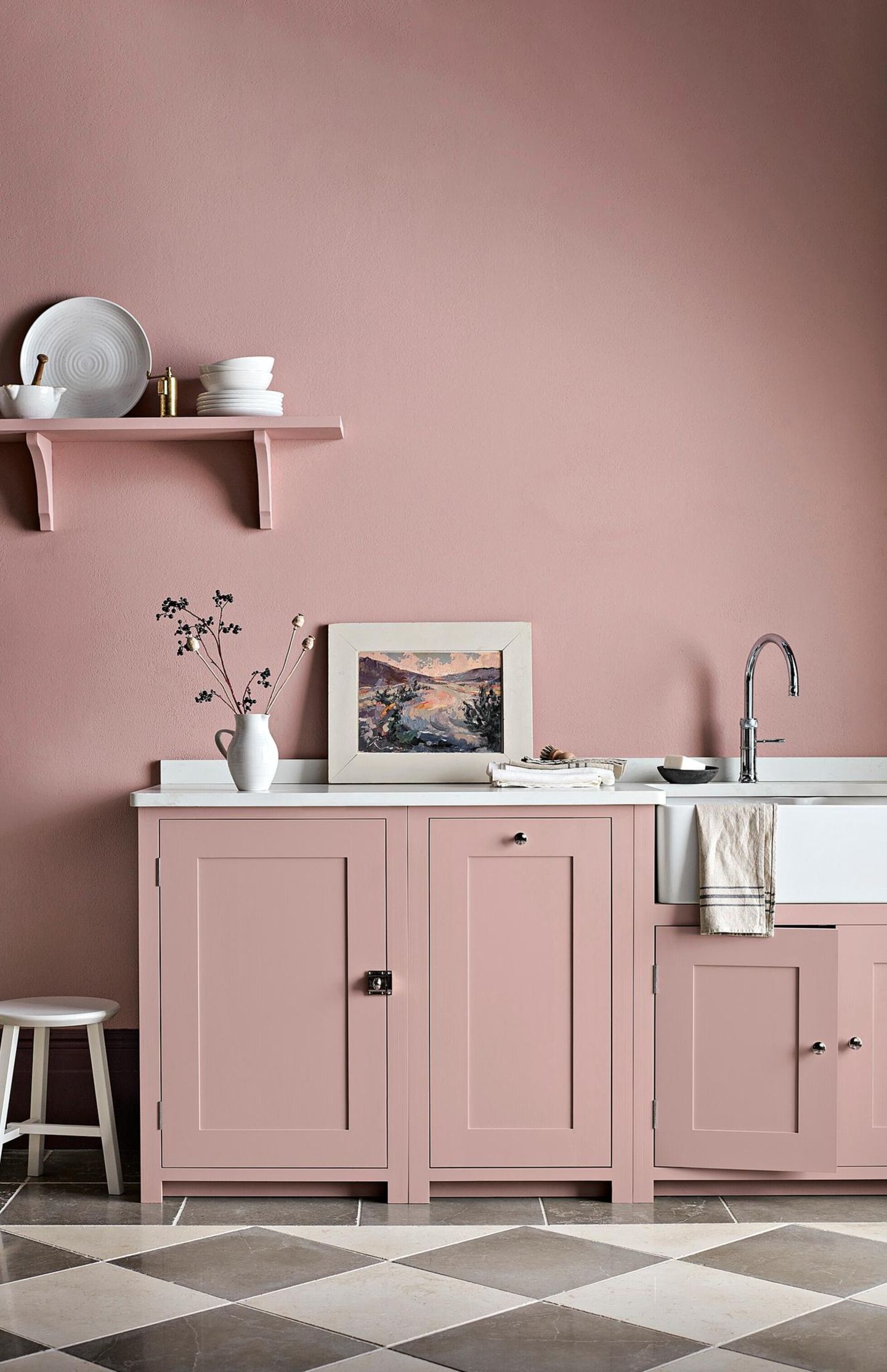 Warmer All-Over-Look in Rosa in der Küche