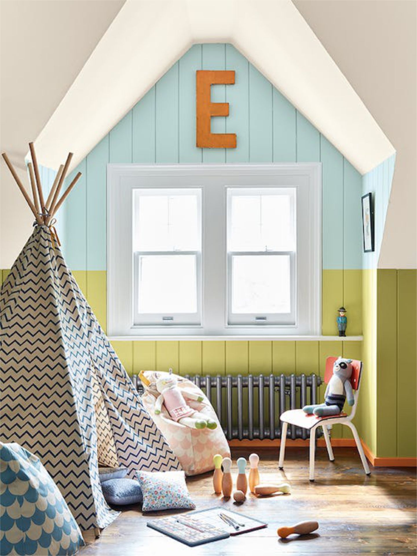 Kinderzimmer mit Tipi und farbiger Wandgestaltung in vier verschiedenen Farbtönen
