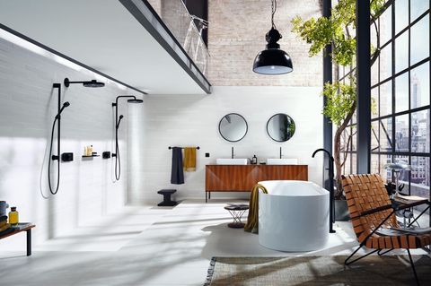 Offenes Badezimmer mit Loft-Charakter: Zwei Regenduschen, eine freistehende Badewanne und ein Vintage-Waschbeckenschrank