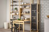 Ivar-Regalsystem aus Holz an gekachelter Wand mit Küchen-Accessoires und Klapptisch