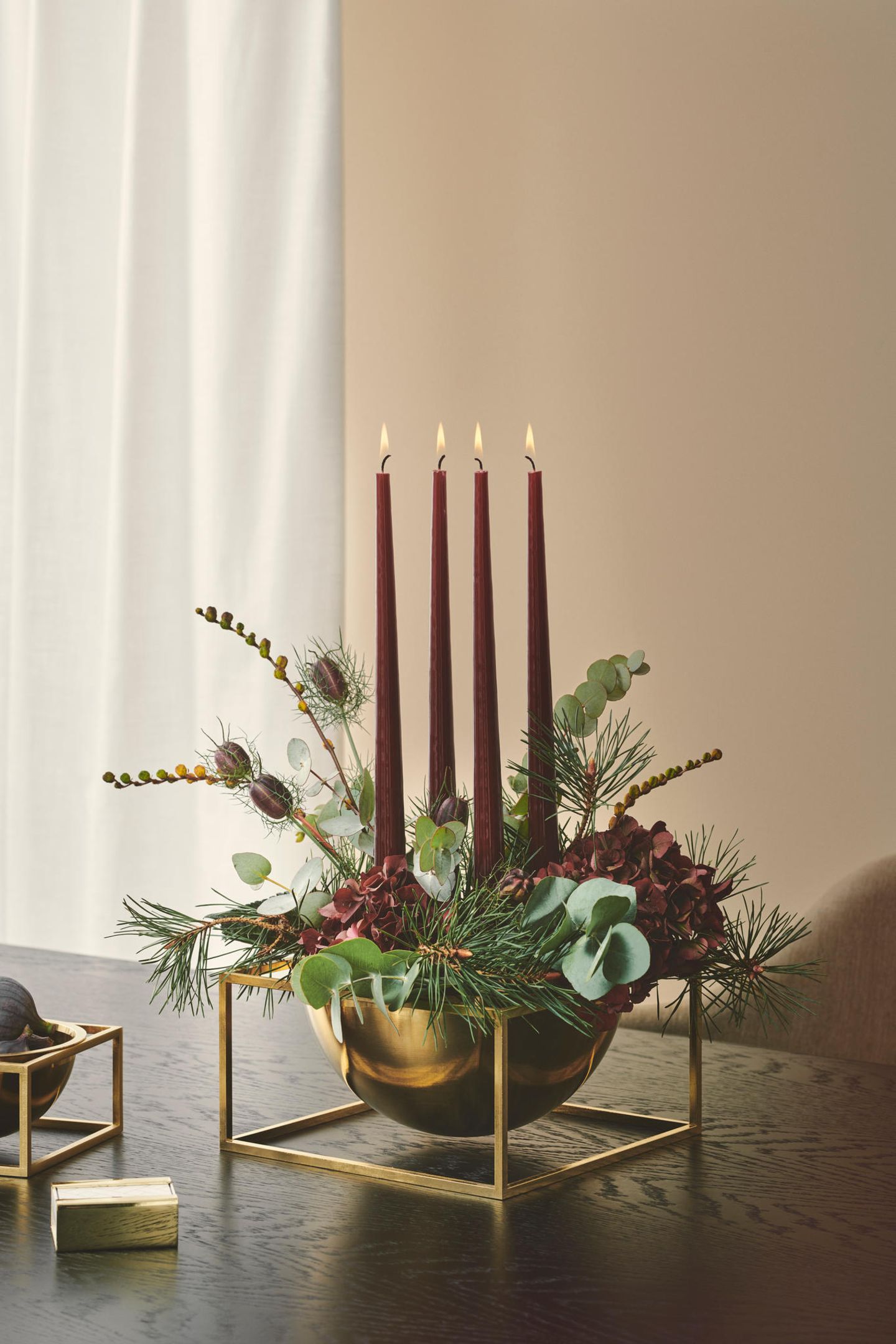 Glamouröses Adventsgesteck in einer Schale arrangiert