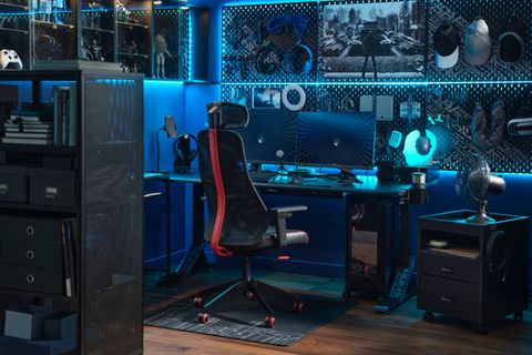 Gaming-Zimmer von Ikea mit blauer RGB-Beleuchtung und schwarzen Möbeln