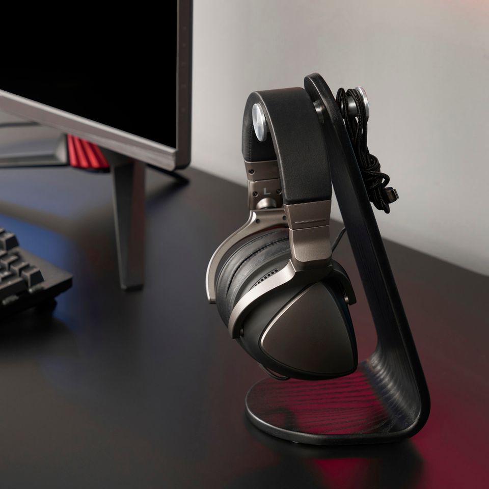 Gaming-Schreibtisch mit schwarzem Kopfhörerhalter "Lånespelare" von Ikea.