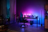 Gaming-Ecke im Wohnzimmer mit "Gradient Lightstrips" von Signify