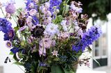 Fliederfarbener Krug mit Henkel mit blau-violett und fliederfarbenen Wildblumen geschmückt
