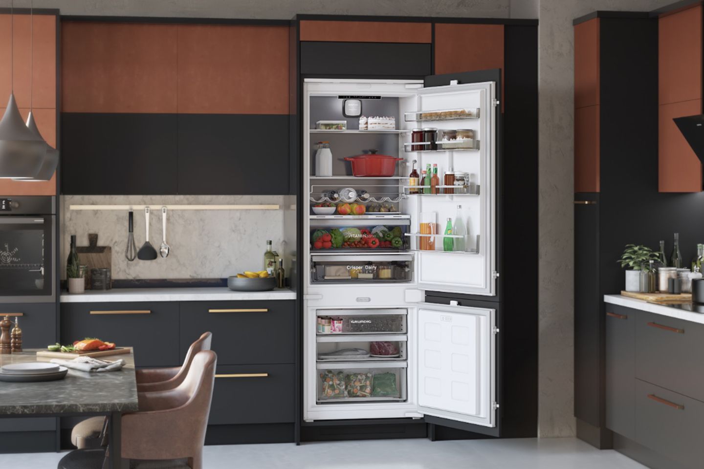 Offener Kühlschrank in schwarz-brauner Küche