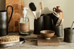 Holzbürsten und Keramikschalen in der nachhaltigen Küche